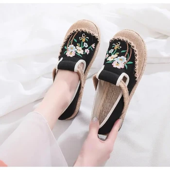 Китай етнически платно обувки жени флорални бродерия реколта плоски обувки дами приплъзване Мюлер стар Пекин плат обувки случайни мокасини