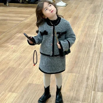 Костюм за дрехи за момичета 2023 Зимни нови деца носят корейски стил деца носят момиче клип памучен костюм палто и половин пола 2-парче комплект