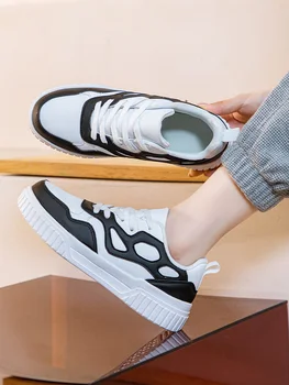 Малки бели обувки за жени 2023 Есен Черно и бяло снаждане плоски обувки дебела подметка кожа случайни студентски съвет обувки